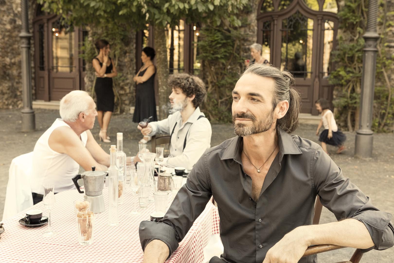 Familienfeier an langer Tafel