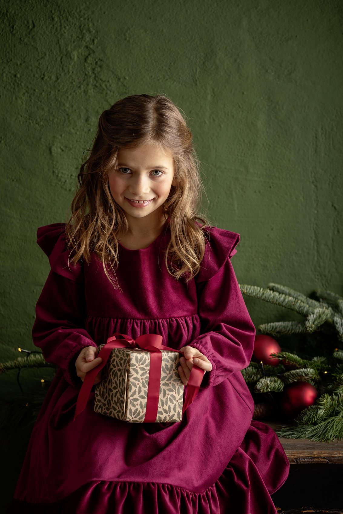 Frau im roten Kleid mit Geschenk